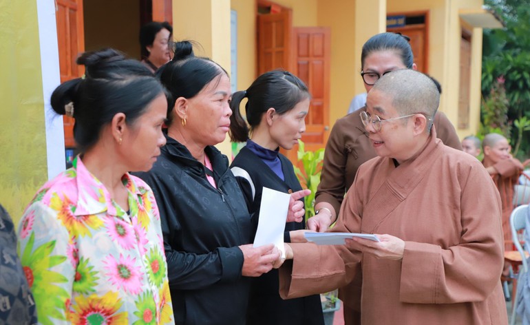 Ni trưởng Thích nữ Nhật Khương trao quà đến bà con bị ảnh hưởng bởi bão lũ tại H.Lục Yên