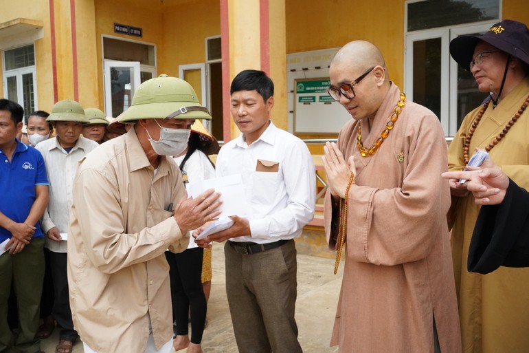 Đoàn trao quà đến người dân vùng bão lũ thuộc H.Lục Yên, tỉnh Yên Bái 