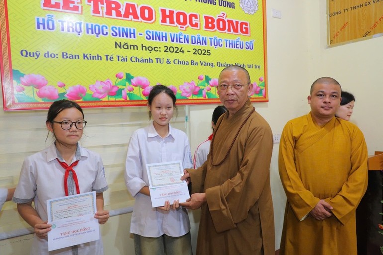 Thượng tọa Thích Quảng Tuấn trao học bổng cho học sinh tại tỉnh Thái Nguyên