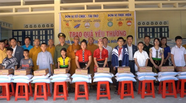 Đoàn trao đến bà con vùng bão tại xã Tam Quang, H.Tương Dương