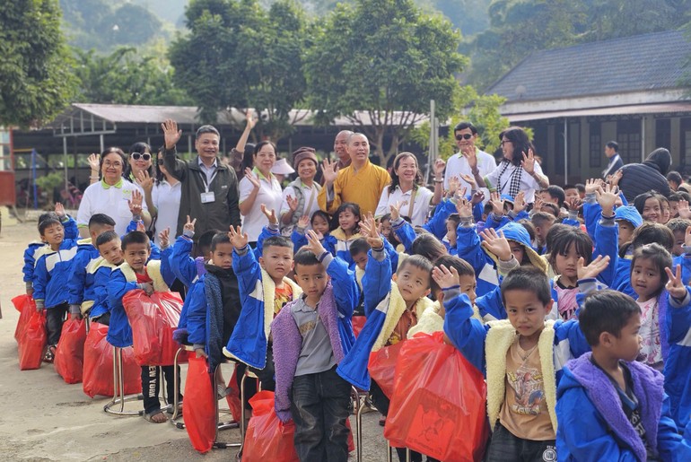 Chương trình Áo ấm vùng cao cho học sinh H.Mộc Châu, tỉnh Sơn La - Ảnh: T.G