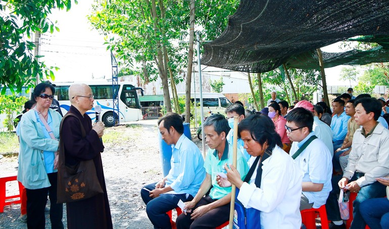 Hòa thượng Thích Chơn Nguyên, Trưởng ban Từ thiện thiền viện Vạn Hạnh động viên bà con khiếm thị cố gắng trong cuộc sống