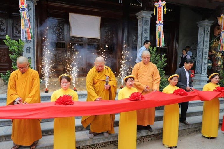 Cắt băng khánh thành ngôi Tam bảo chùa Vĩnh Trung