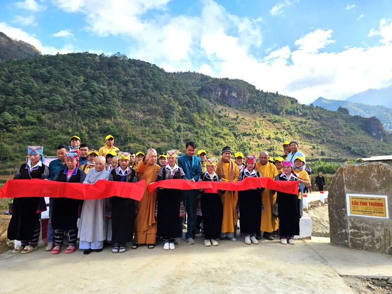 Chư tôn đức, đại diện lãnh đạo địa phương cắt băng khánh thành cầu Tình Thương