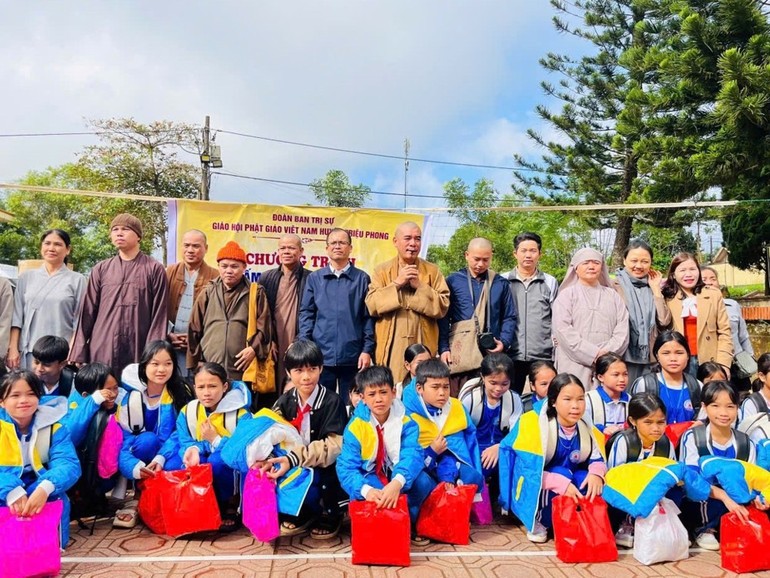 Đoàn Ban Trị sự Phật giáo H.Triệu Phong trao quà cho học sinh vùng cao H.Hướng Hóa