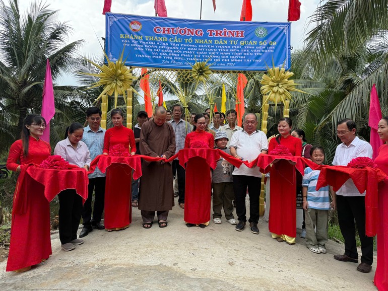 Cắt băng khánh thành cầu Tổ nhân dân tự quản số 9), ấp Thạnh A, xã Tân Phong, H.Thạnh Phú