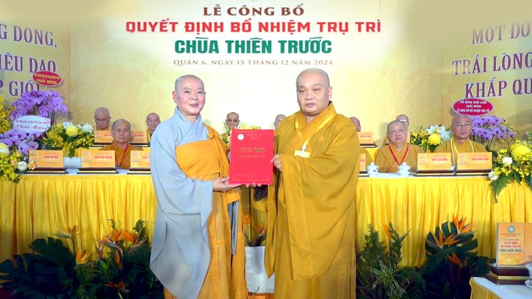 Thượng tọa Thích Trung Nguyện, Phó Thư ký kiêm Chánh Văn phòng Ban Trị sự Phật giáo TP.HCM trao quyết định đến Ni trưởng Thích nữ Huệ Tuyến