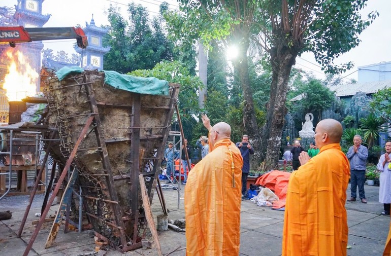 Chư tôn đức sái tịnh, cầu nguyện công trình rót đồng đúc kim thân tôn tượng hoàn thành viên mãn