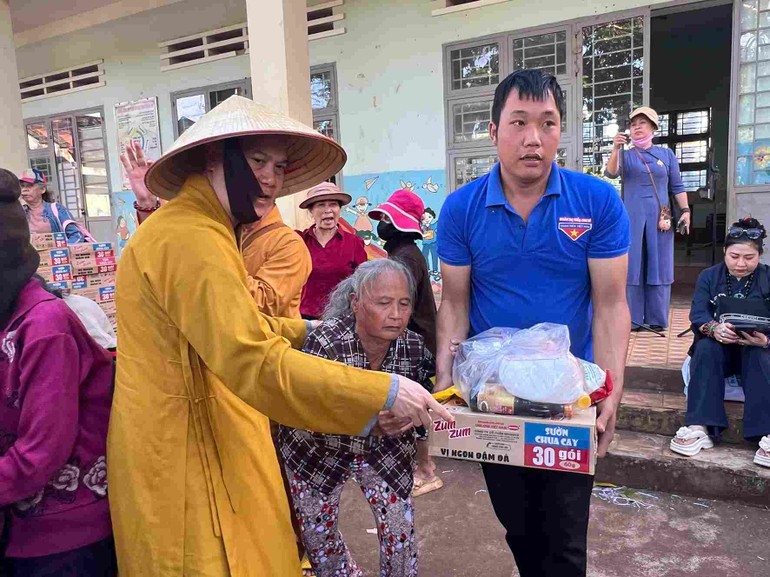 Trao quà đến người già khó khăn tại địa phương