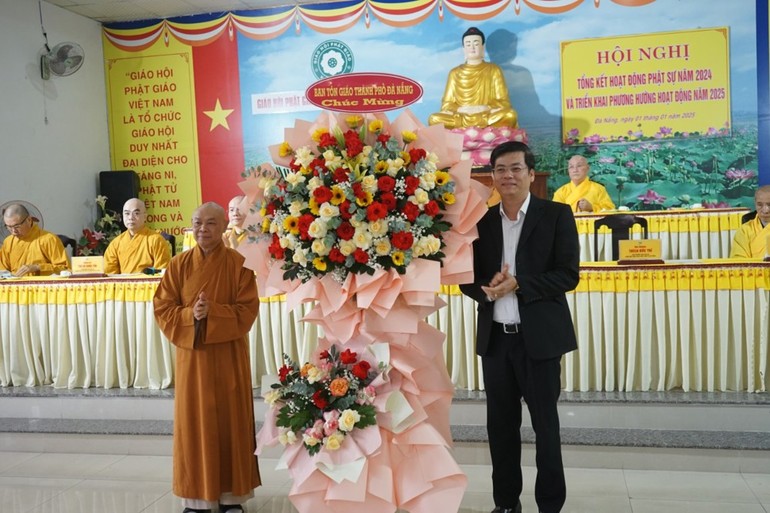 Lãnh đạo Ban Tôn giáo TP.Đà Nẵng tặng hoa chúc mừng