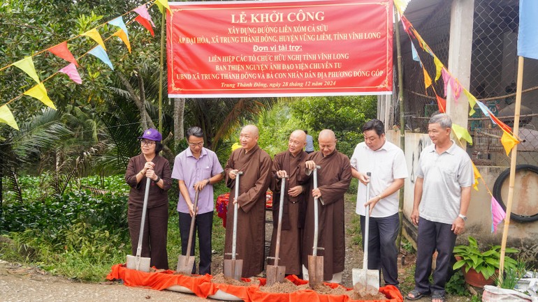 Khởi công xây dựng tuyến đường bê-tông nông thôn tại ấp Đại Hòa, xã Trung Thành Đông, H.Vũng Liêm, tỉnh Vĩnh Long