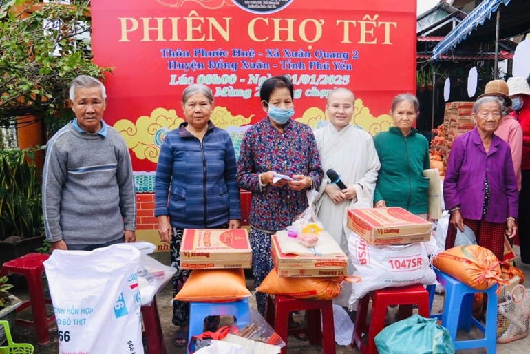 Bà con khó khăn tại địa phương nhận quà tại Phiên chợ Tết 0 đồng do chùa Hàm Long tổ chức