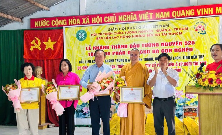 Chính quyền địa phương tặng hoa tri ân các đơn vị tài trợ