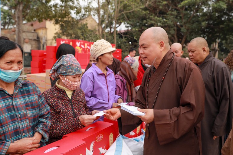 Thượng tọa Thích Thanh Phong trao quà đến bà con xã Mai Động, H.Kim Động, tỉnh Hưng Yên