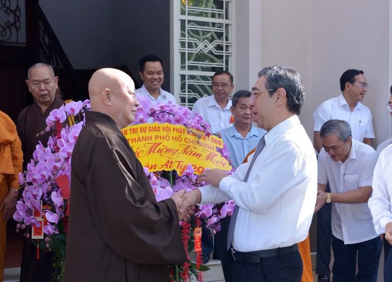 Thay mặt lãnh đạo TP.HCM, ông Nguyễn Phước Lộc tiếp đón thân mật Hòa thượng Thích Lệ Trang, cùng Ban Thường trực Ban Trị sự TP.HCM - Ảnh: Bảo Toàn/BGN