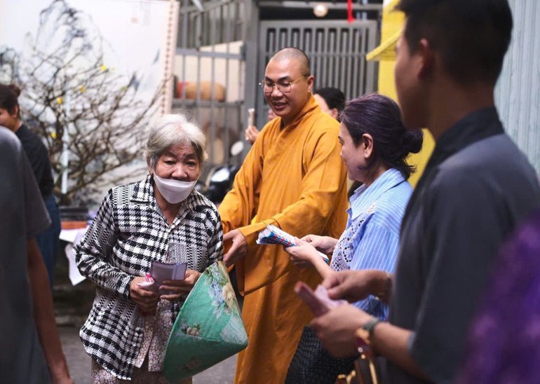 Đại đức Thích Minh Phú, trụ trì chùa Tường Nguyên trao quà Tết đến bà con địa phương - Ảnh: T.N