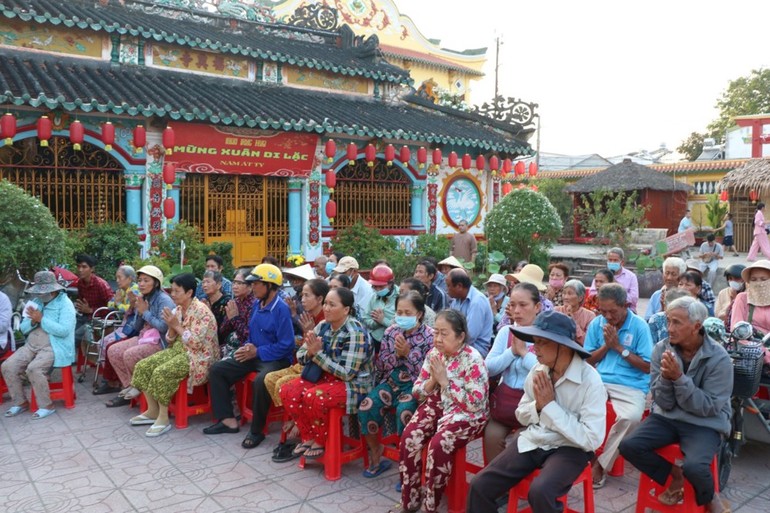 Bà con có hoàn cảnh khó khăn TP.Sa Đéc đến nhận quà Tết tại chùa Phước Hưng