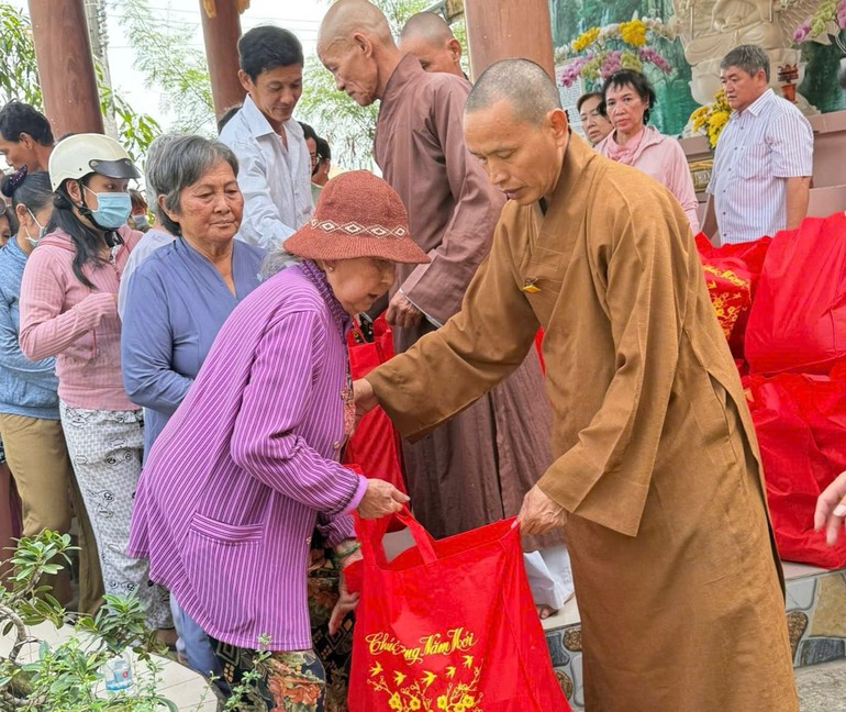 Thượng tọa Thích Minh Quang trao quà Tết đến bà con khó khăn, tại chùa Kim Thiền