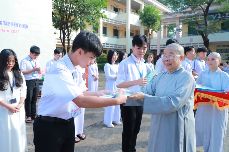 Ni trưởng Thích nữ Nhật Khương trao học bổng cho học sinh Trường chuyên Quang Trung