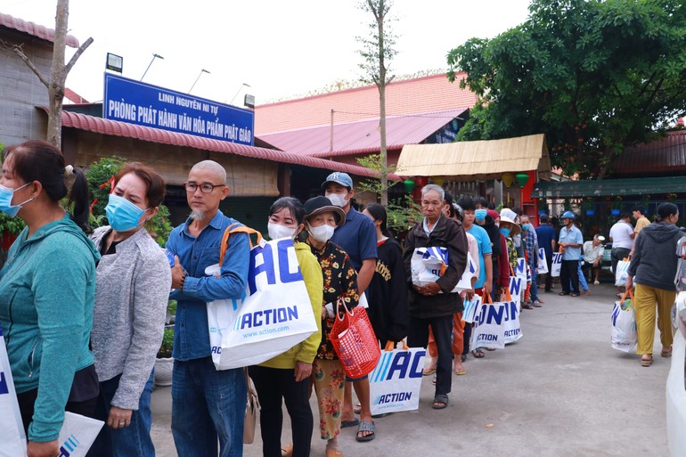 Bà con có hoàn cảnh khó khăn xếp hàng đi chợ 0 đồng do Ban Trị sự GHPGVN H.Đức Hòa, chùa Linh Nguyên và các đơn vị tổ chức