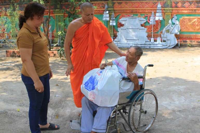 Thượng tọa Thích Pháp Quyền trao quà Tết đến những gia đình nghèo tại xã Lộc Khánh vui xuân đón Tết