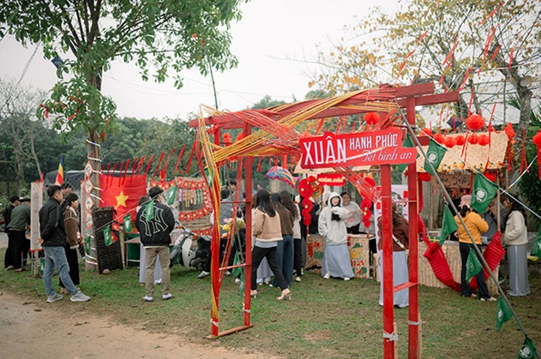 Chợ Xuân hạnh phúc Tết bình an tại chùa Sơn Nguyên