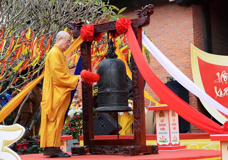 Trưởng lão Hòa thượng Thích Thanh Nhiễu, Ủy viên Thường trực Hội đồng Chứng minh, Phó Chủ tịch Hội đồng Trị sự thỉnh chuông khai Hội xuân Bái Đính 