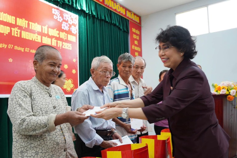 Bà Tô Thị Bích Châu thăm, tặng quà đến các gia đình chính sách, có công, hộ cận nghèo trên địa bàn Q.6 và H.Bình Chánh - Ảnh: MT