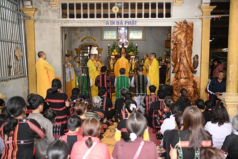 Khóa lễ nguyện cầu bình an cho đồng bào Phật tử dân tộc thiểu số H.A Lưới, tại nhà Phật tử Quảng Hải