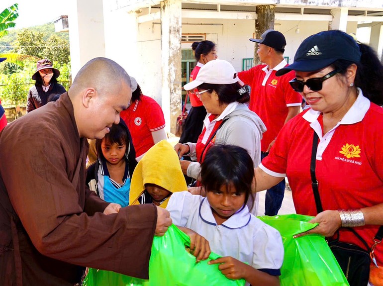 Đoàn từ thiện chùa Sơn Bửu trao quà cho học sinh tại xã Phước Tân, H.Bác Ái vào đầu Xuân Ất Tỵ