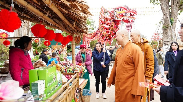 Chư tôn đức tham quan gian hàng trưng bày tại Hội Xuân xanh an lạc chùa Long Hưng