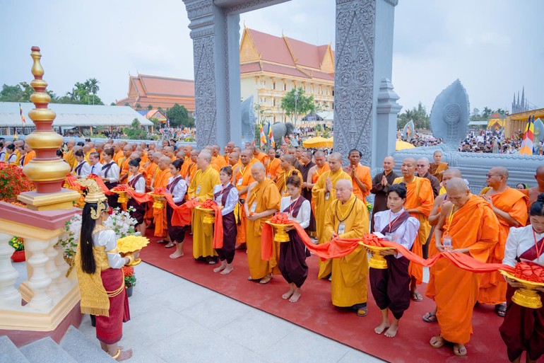 Chư tôn giáo phẩm cắt băng khánh thành ngôi chánh điện Học viện Phật giáo Nam tông Khmer