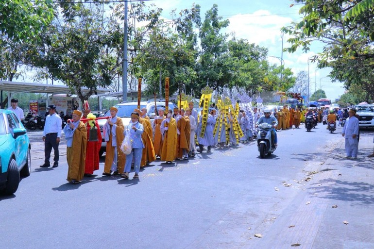 Môn đồ pháp quyến phụng tống kim quan Ni trưởng Thích nữ Tịnh Thanh đến nơi trà-tỳ