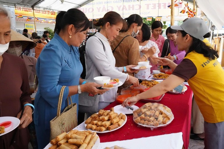 Buffet chay được tổ chức tại chùa Tịnh Nghiêm - Văn phòng Phân ban Ni giới tỉnh