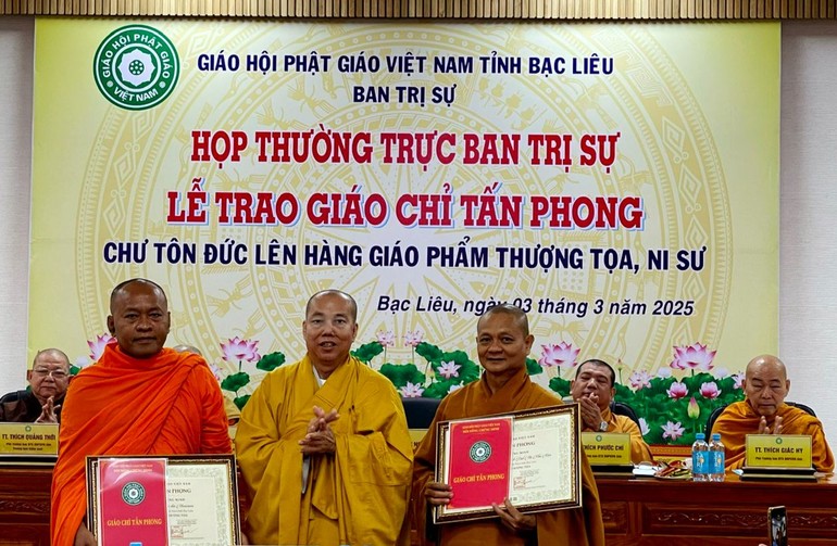 Thượng tọa Thích Giác Nghi trao giáo chỉ tấn phong giáo phẩm đến 2 vị Thượng tọa