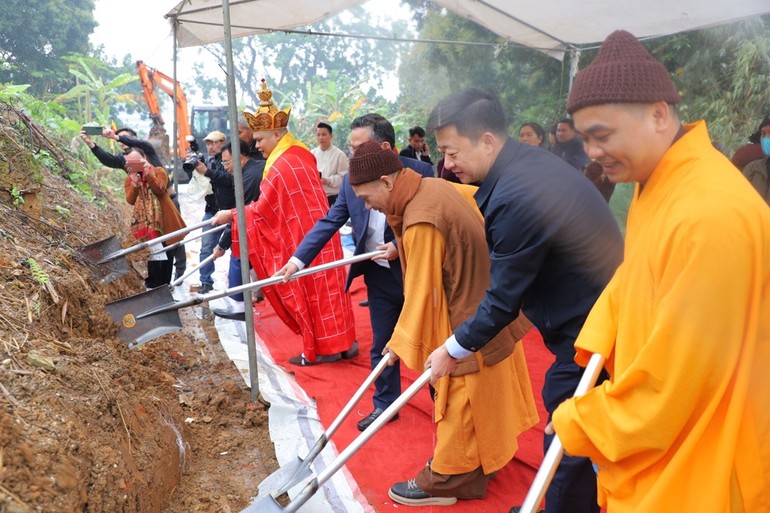 Chư tôn đức Ban Trị sự tỉnh, đại diện chính quyền thực hiện nghi thức động thổ xây dựng Trụ sở Ban Trị sự tỉnh