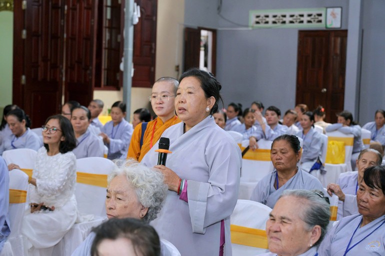 Phật tử tham gia đặt câu hỏi tại tọa đàm Phật pháp do Ban Hoằng pháp Phật giáo H.Hàm Thuận Bắc tổ chức