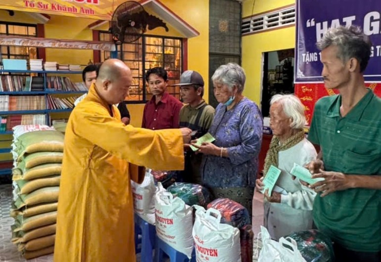 Thượng tọa Thích Mật Tịnh trao quà trong chương trình "Hạt gạo tình thương" tại chùa Phước Nguyên