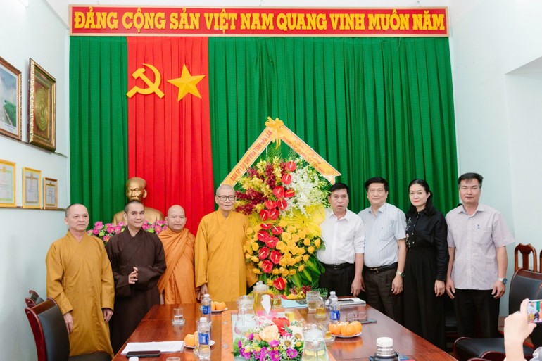 Hòa thượng Thích Châu Quang tặng hoa chúc mừng đến lãnh đạo Sở Dân tộc và Tôn giáo tỉnh