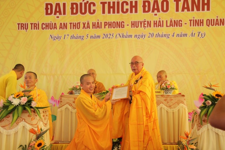 Hòa thượng Thích Thiện Tấn trao quyết định bổ nhiệm trụ trì chùa An Thơ đến Đại đức Thích Đạo Tánh 