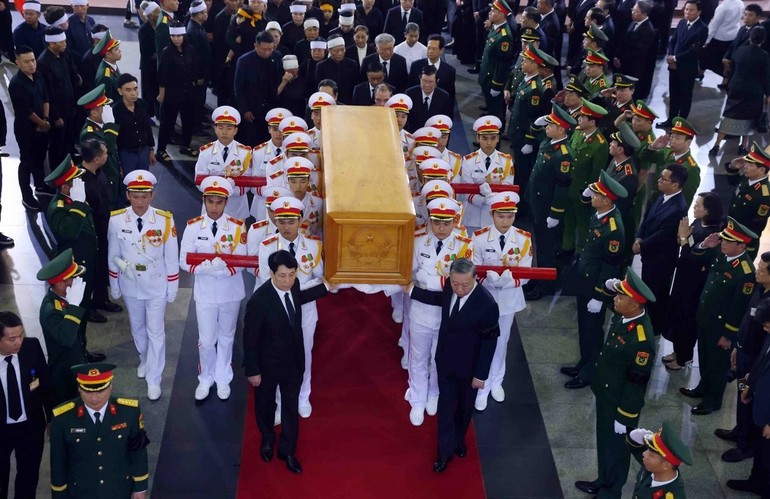 Lãnh đạo Đảng, Nhà nước tiễn đưa linh cữu nguyên Chủ tịch nước Trần Đức Lương ra cỗ linh xa, để về nơi an nghỉ cuối cùng ở quê nhà Quảng Ngãi - Ảnh: BCP