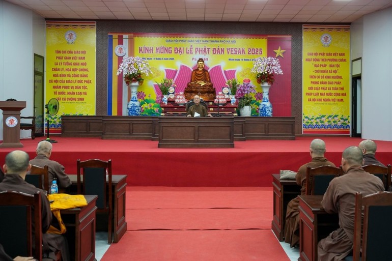 Hòa thượng Thích Bảo Nghiêm ban huấn từ đến chư tôn đức Ban Giảng sư của 18 trường hạ