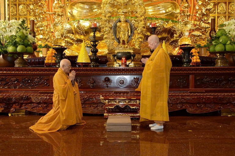 Đức Pháp chủ GHPGVN và Trưởng lão Hòa thượng Thích Minh Thông đối thú tác pháp an cư tại chánh điện Việt Nam Quốc Tự - Ảnh: Bảo Toàn/BGN