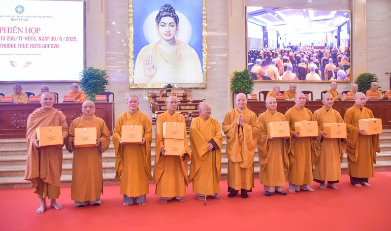 Hòa thượng Thích Lệ Trang trao quà lưu niệm và quyết định dừng hoạt động đến Ban Trị sự TP.Thủ Đức cùng 21 quận huyện - Ảnh: Quảng Đạo/BGN