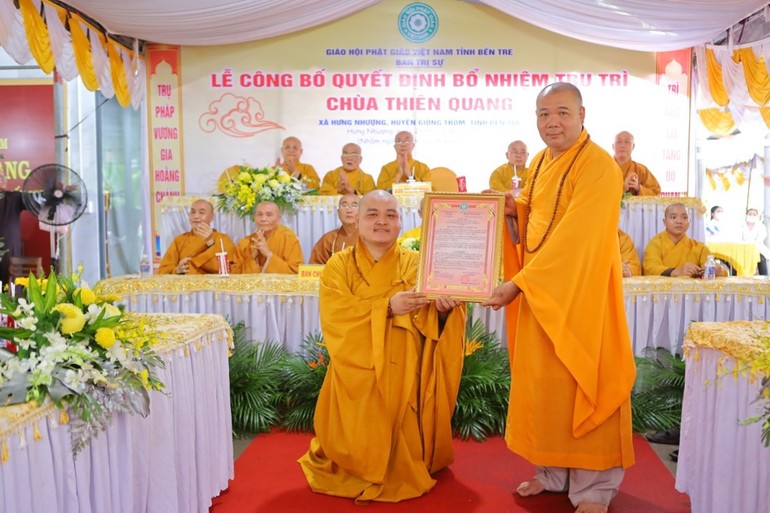 Thượng tọa Thích Trí Thọ, Phó ban Thường trực Ban Trị sự GHPGVN tỉnh trao quyết định bổ nhiệm trụ trì chùa Thiên Quang đến Đại đức Thích Hữu Tâm