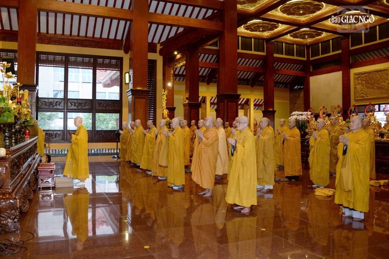 Đức Pháp chủ niêm hương bạch Phật tại chánh điện Việt Nam Quốc Tự - Ảnh: Bảo Toàn/BGN