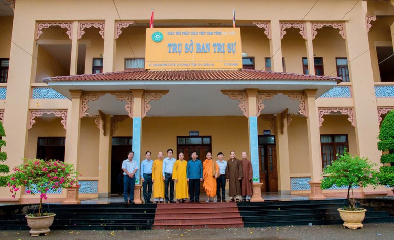 Phái đoàn chụp ảnh lưu niệm cùng chư tôn đức tại chùa Long Phước