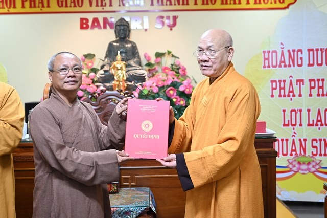 Hòa thượng Thích Quảng Tùng trao quyết định chuẩn y nhân sự cho Ban Phật giáo Quốc tế GHPGVN TP.Hải Phòng