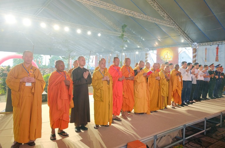 Chư tôn đức và đại biểu dâng hương tưởng niệm anh linh các anh hùng liệt sĩ tại Nghĩa trang Liệt sĩ Phú Quốc