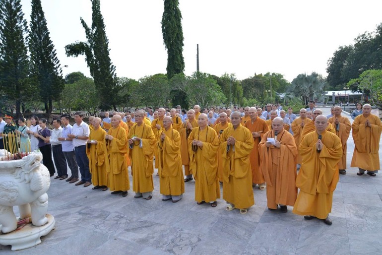  Lễ tưởng niệm, an táng 172 hài cốt liệt sĩ quân tình nguyện tại Nghĩa trang Liệt sĩ Đồi 82